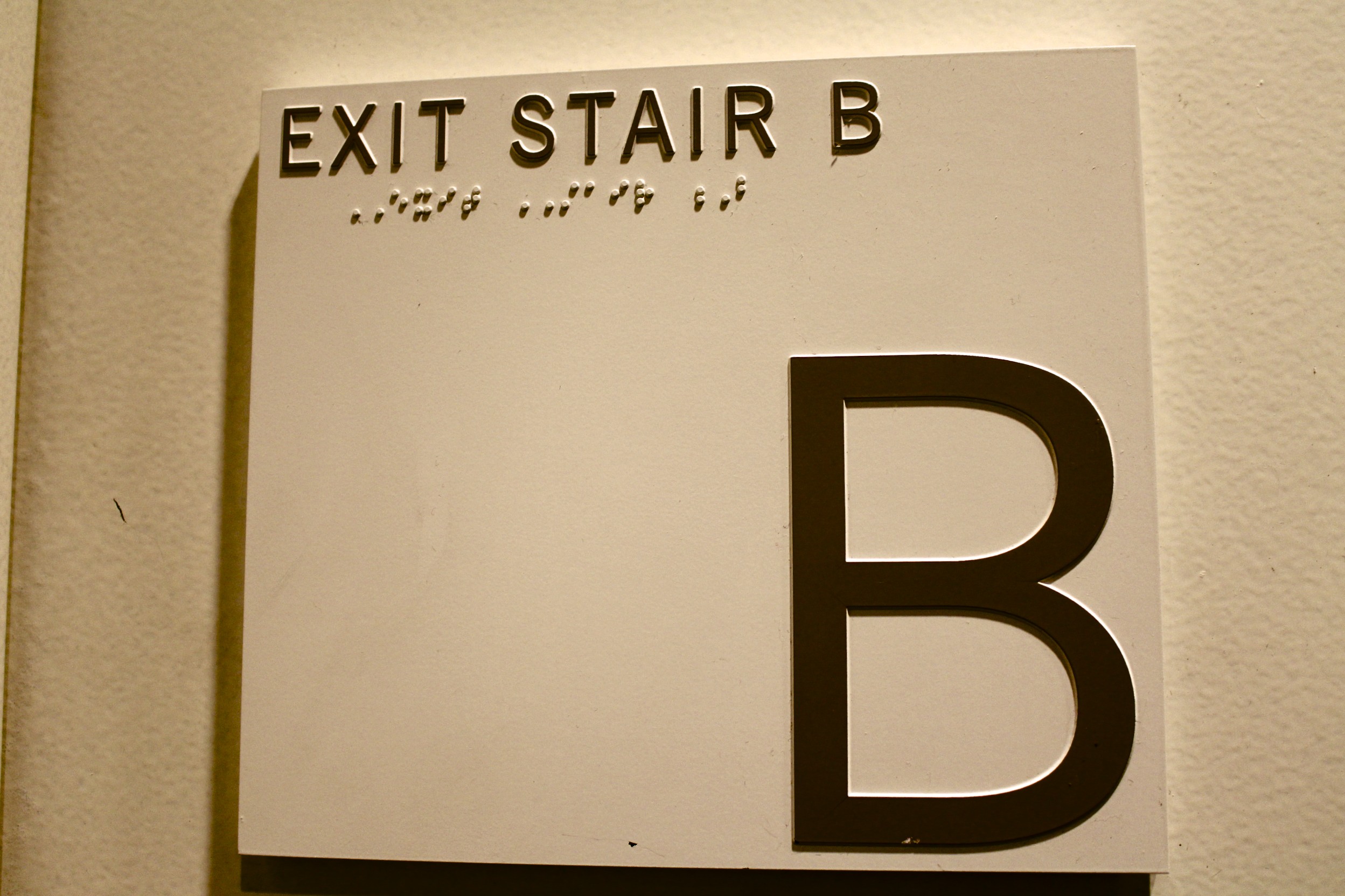 Braille stairwell sign